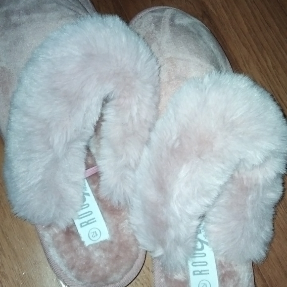 Iam selling my rouge slippers - Picture 2 of 8